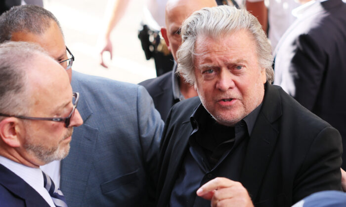 Steve Bannon, ancien conseiller de l'ancien président Donald Trump lors de son arrivée au bureau du procureur de Manhattan, Alvin Bragg, à New York, le 8 septembre 2022. (Michael M. Santiago/Getty Images)