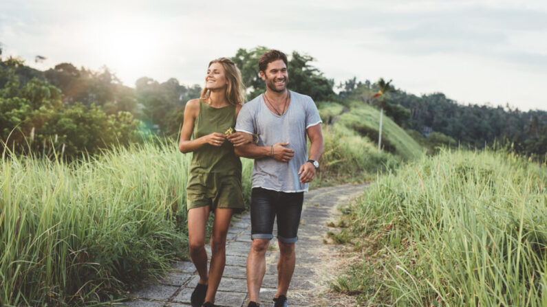 Une promenade rapide après le dîner peut permettre de gérer les pics de glycémie post-prandiale et de réduire le risque de diabète de type 2. (Jacob Lund/Shutterstock)
