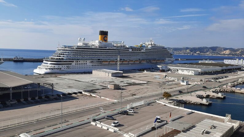 Paquebot de croisière d’une capacité de 5200 passagers, dans le port de Marseille en 2021. La pollution générée par les activités de ce type de navire affecte tout particulièrement les quartiers pauvres de la ville. (Photo de Bybbisch94, Christian Gebhardt - Travail personnel, CC BY-SA 4.0)