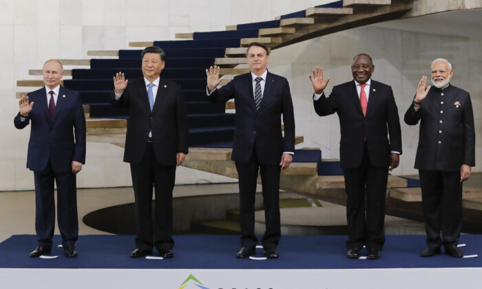 (De g. à dt.) Le président russe Vladimir Poutine, le dirigeant chinois Xi Jinping, le président brésilien Jair Bolsonaro, le président sud-africain Cyril Ramaphosa et le Premier ministre indien Narendra Modi lors du 11e sommet des BRICS à Brasilia, le 14 novembre 2019. (Sergio Lima/AFP via Getty Images)