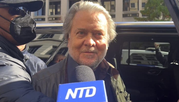 L'ancien conseiller principal de la Maison Blanche, Steve Bannon, face aux médias après avoir été condamné par le tribunal fédéral de Washington, le 21 octobre 2022. (Iris Tao/NTD)