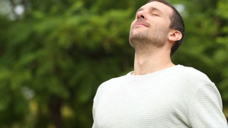 Apprendre à respirer profondément peut aider les personnes de tout âge à faire face aux facteurs de stress quotidiens de la vie. (Antonio Guillem/Shutterstock)