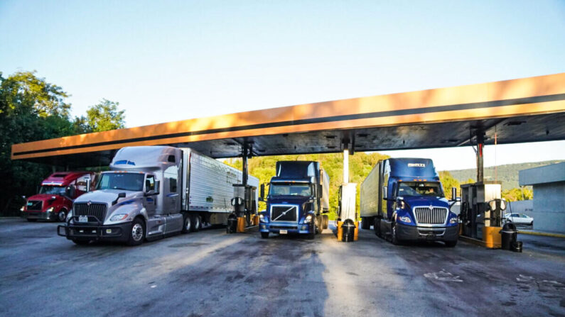 Des camions font le plein d'essence au relais routier One9 à Wildwood, en Géorgie, le 20 octobre 2021. (Jackson Elliott/Epoch Times)