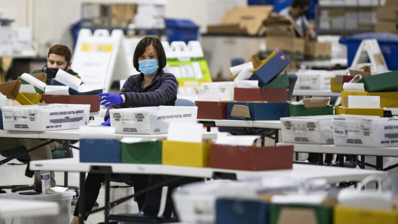 Le personnel du bureau de l'état civil de Los Angeles lors du traitement des bulletins de vote par correspondance à Pomona, en Californie, le 31 août 2021. (John Fredricks/Epoch Times)