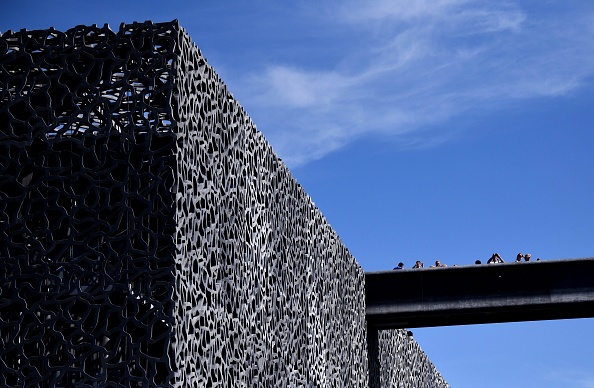 Une passerelle piétonne menant du Fort Saint-Jean au Musée des civilisations de l'Europe et de la Méditerranée (MuCEM) à Marseille.      (Photo : GERARD JULIEN/AFP via Getty Images)