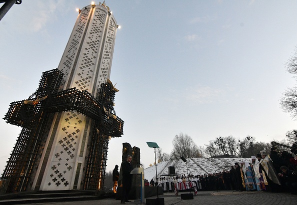 Commémoration au monument aux victimes de la famine Holodomor de 1932-33 à Kiev, le 24 novembre 2018.  (Photo credit should read GENYA SAVILOV/AFP via Getty Images)