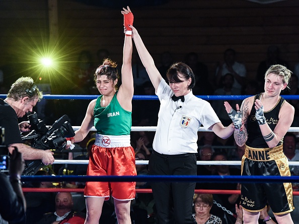 L'Iranienne Sadaf Khadem est désignée vainqueur à l'issue de son match de boxe amateur en 3 rounds contre la Française Anne Chauvin le 13 avril 2019 à Royan, dans l'ouest de la France. Photo MEHDI FEDOUACH/AFP via Getty Images.