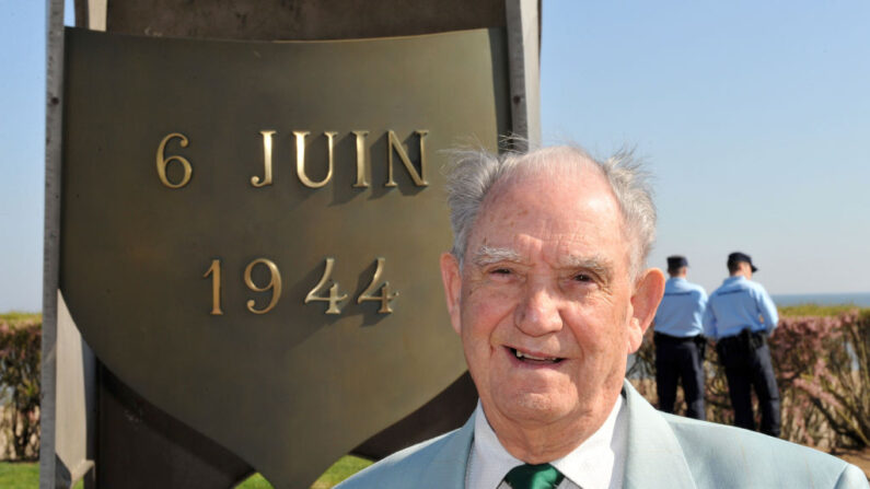 Léon Gautier, le 6 mai 2008 à Ouistreham, devant le monument en l'honneur du commando Kieffer. (Photo by MYCHELE DANIAU/AFP via Getty Images)