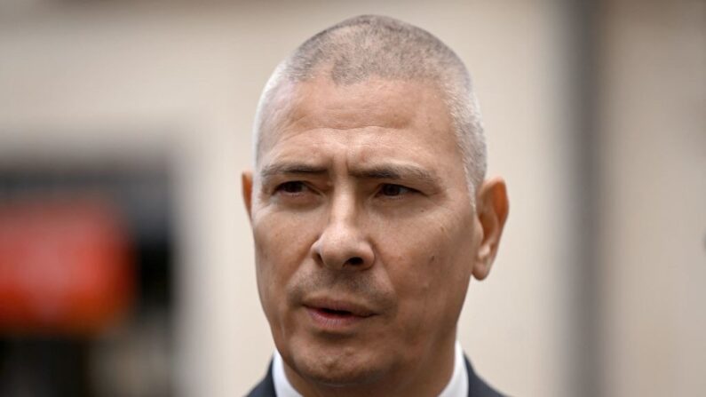 Le préfet de l'Hérault Hugues Moutouh arrive dans le centre-ville de Montpellier après une opération de police liée à la sécurité face au trafic de drogue, le 28 octobre 2021. (Crédit photo PASCAL GUYOT/AFP via Getty Images)