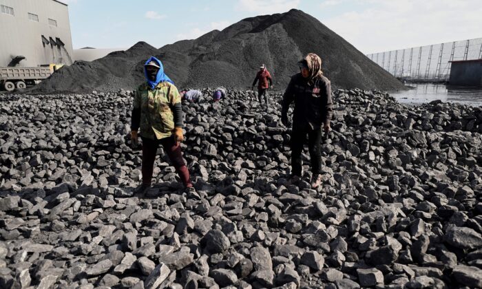 Ouvriers d’une mine de charbon à Datong, dans la province chinoise du Shanxi (nord), le 3 novembre 2021. (Noel Celis/AFP via Getty Images)