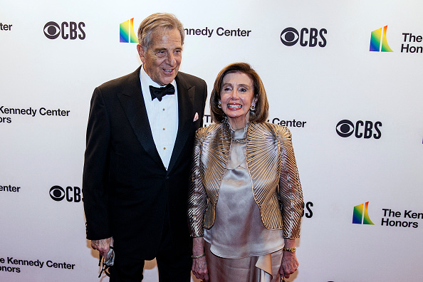 La présidente de la Chambre des représentants des États-Unis Nancy Pelosi (R) et son mari Paul Pelosi assistent au 44e Kennedy Center Honors au Kennedy Center à Washington, DC, le 5 décembre 2021. (Photo : SAMUEL CORUM/AFP via Getty Images)