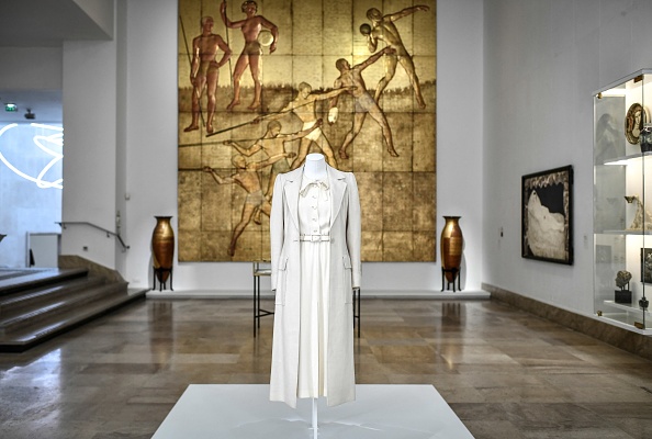 Une création du regretté designer français Yves Saint-Laurent exposée au Musée d'Art Moderne de Paris dans le cadre des expositions "Yves Saint-Laurent aux musées" le 24 janvier 2022 à Paris. Photo STEPHANE DE SAKUTIN/AFP via Getty Images.