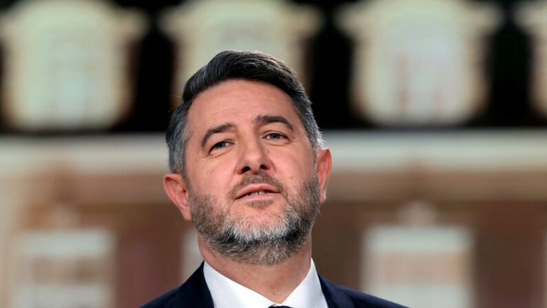 L'animateur et journaliste Laurent Guimier pose avant le début de l'émission politique "Elysée 2022" sur la chaîne de télévision France 2, à Saint-Denis, près de Paris, le 10 février 2022. (Photo by THOMAS COEX/AFP via Getty Images)