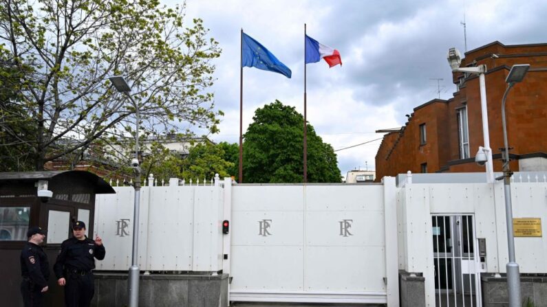 Des policiers montent la garde à l'ambassade de France à Moscou, le 18 mai 2022. (Photo by KIRILL KUDRYAVTSEV/AFP via Getty Images)