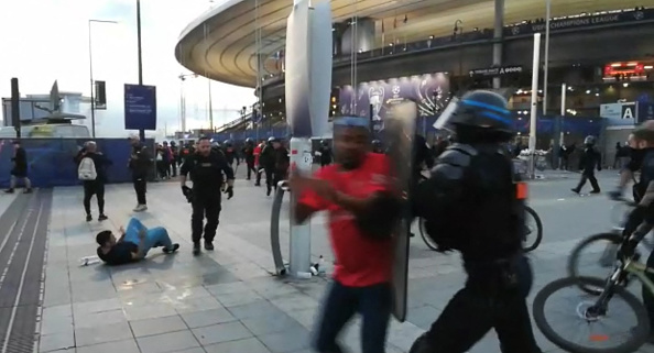 La police intervient alors que des supporters escaladent la clôture du Stade de France avant le match de football de la finale de la Ligue des champions de l'UEFA entre Liverpool et le Real Madrid au Stade de France à Saint-Denis, le 28 mai 2022. (Photo : MARYAM EL HAMOUCHI/AFP via Getty Images)