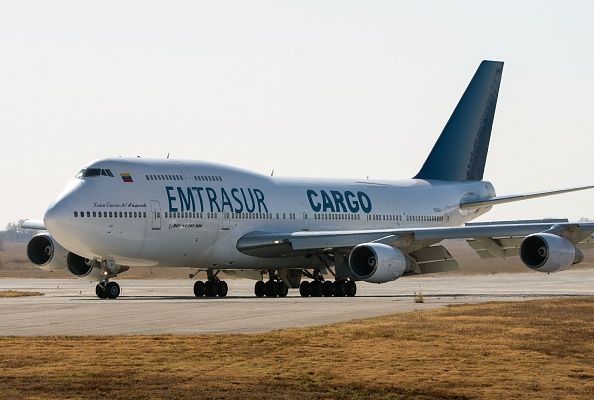 Le Boeing 747-300 de la compagnie aérienne cargo vénézuélienne Emtrasur à l'aéroport international de Cordoba, en Argentine, le 6 juin 2022. Photo par SEBASTIAN BORSERO/AFP via Getty Images.