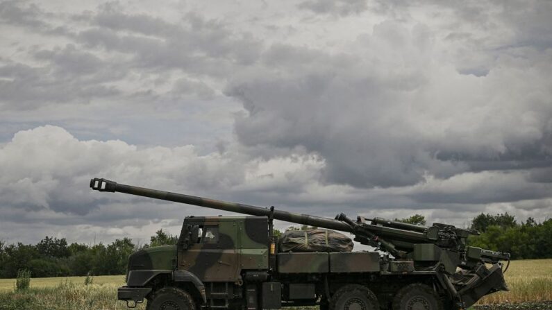 Un canon automoteur Caesar sur une ligne de front dans la région du Donbass, dans l'est de l'Ukraine, le 15 juin 2022. (Photo : ARIS MESSINIS/AFP via Getty Images)