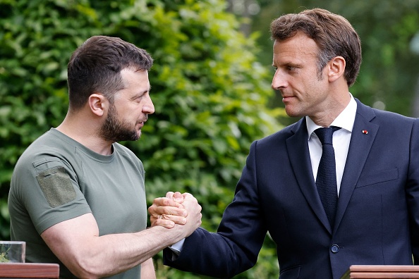 Le Président ukrainien Volodymyr Zelensky et le Président français Emmanuel Macron  après avoir donné une conférence de presse au palais Mariinsky à Kiev, le 16 juin 2022.  (Photo : LUDOVIC MARIN/POOL/AFP via Getty Images)