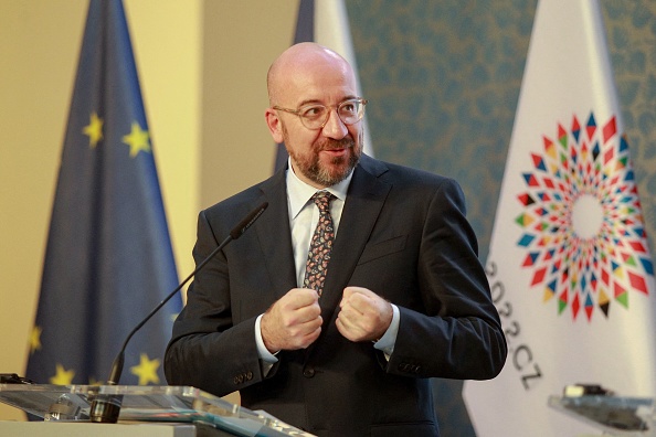 Le président du Conseil européen Charles Michel donne une conférence de presse conjointe avec le Premier ministre tchèque à Prague le 30 juin 2022. Photo de MILAN KAMMERMAYER/AFP via Getty Images.