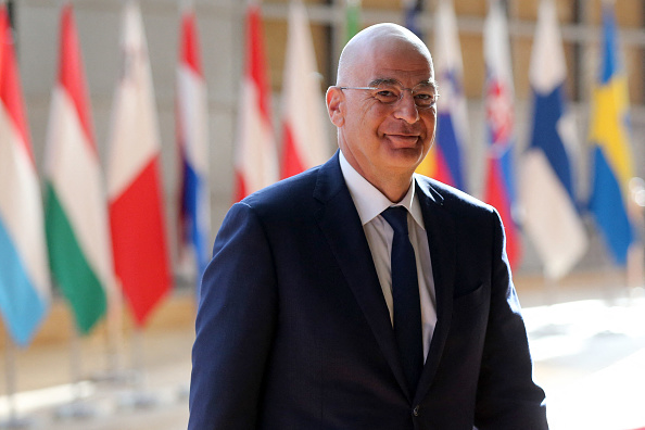 Le ministre grec des Affaires étrangères, Nikos Dendias, arrive pour une réunion des ministres des Affaires étrangères de l'UE au Conseil européen de Bruxelles, le 18 juillet 2022. (Photo : FRANCOIS WALSCHAERTS/AFP via Getty Images)