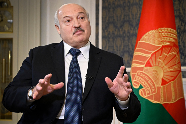 Le président biélorusse Alexandre Loukachenko s'exprime lors d'une interview exclusive avec l'AFP dans sa résidence, le Palais de l'Indépendance, dans la capitale Minsk, le 21 juillet 2022. (Photo : ALEXANDER NEMENOV/AFP via Getty Images)