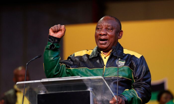 Le président sud-africain Cyril Ramaphosa face aux délégués du Congrès national africain (ANC) au National Recreation Center de Johannesburg, le 29 juillet 2022, lors de la première journée de la Conférence politique nationale du parti. (Phill Magakoe/AFP via Getty Images)