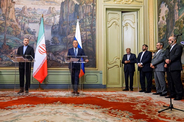 Le ministre russe des Affaires étrangères Sergueï Lavrov et le ministre iranien des Affaires étrangères Hossein Amir-Abdollahian à Moscou, le 31 août 2022. Photo de MAXIM SHEMETOV/POOL/AFP via Getty Images.