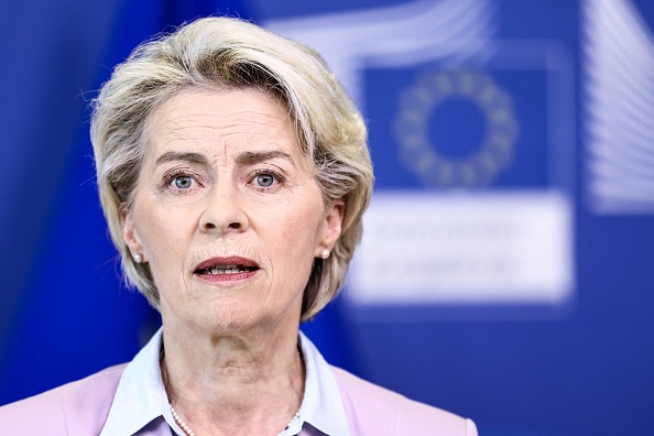 Un échange de SMS entre la présidente de la Commission européenne Ursula von der Leyen et le PDG de Pfizer Albert Bourla, révélé par le New York Times, a suscité une polémique et même conduit la médiatrice de l'UE à intervenir. (Photo : KENZO TRIBOUILLARD/AFP via Getty Images)