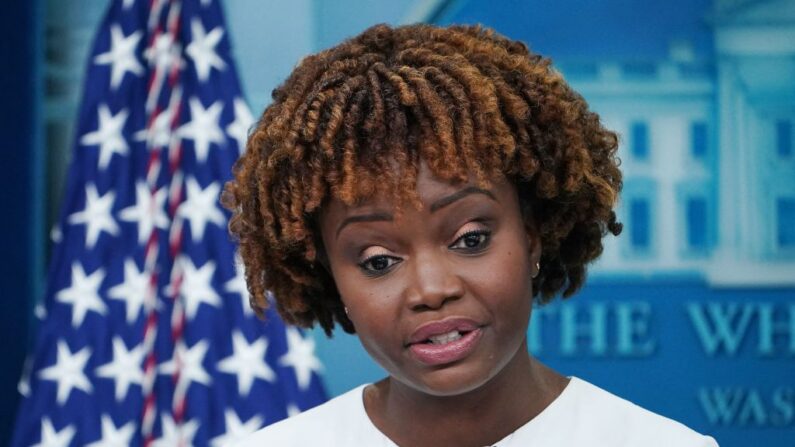 La porte-parole de la Maison Blanche, Karine Jean-Pierre, s'exprime lors du briefing quotidien dans la salle de presse Brady de la Maison Blanche à Washington, DC, le 8 septembre 2022. (Photo by MANDEL NGAN/AFP via Getty Images)