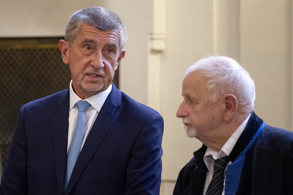 L'ancien Premier ministre tchèque Andrej Babis (G) attend à côté de son avocat Eduard Bruna le début de son procès concernant son implication dans une affaire de fraude aux subventions européennes, au tribunal de Prague, en République tchèque, le 12 septembre 2022.(Photo : MILAN KAMMERMAYER/AFP via Getty Images)