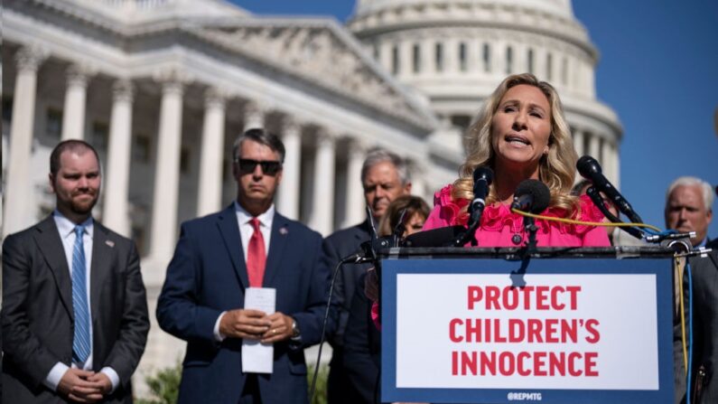  La représentante Marjorie Taylor Greene (Parti républicain-Géorgie) lors d'une conférence de presse au Capitole, le 20 septembre 2022 à Washington. Mme Greene a essayé de soumettre un projet de loi intitulé Protect Childrens Innocence Act, qui interdirait aux personnes transgenres de moins de 18 ans de recevoir des soins de santé conformes à leur sexe (Drew Angerer/Getty Images)