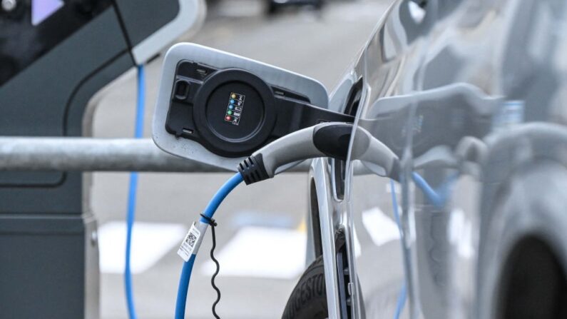 Voiture électrique en train de se recharger sur une borne dans un parking de Lille, le 27 septembre 2022. (DENIS CHARLET/AFP via Getty Images)