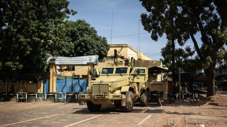 Un véhicule militaire est vu devant la télévision nationale du Burkina Faso, à Ouagadougou, le 1er octobre 2022. (Photo by OLYMPIA DE MAISMONT/AFP via Getty Images)