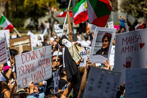 Une femme tient une poupée factice représentant le guide suprême iranien Ali Khamenei dans un nœud coulant lors d'une manifestation pour Mahsa Amini décédée en garde à vue, Los Angeles, Californie, le 1er octobre 2022. Photo par APU GOMES/AFP via Getty Images.