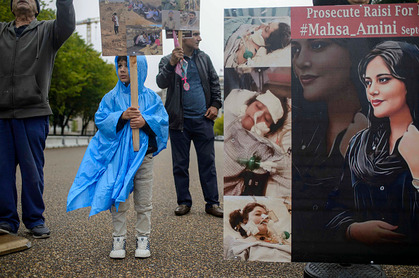 Un garçon participe à une veillée aux chandelles pour rendre hommage à ceux qui sont morts pour protester contre la mort de Mahsa Amini, devant la Maison Blanche à Washington, DC, le 1er octobre 2022. Photo de Bonnie Cash/Getty Images.