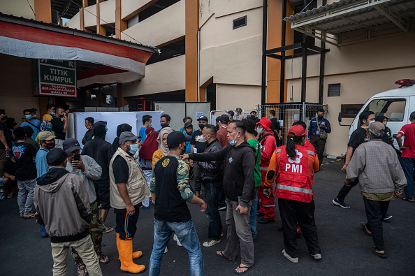 Des proches de victimes attendent devant un hôpital à Malang, dans l'est de Java, le 2 octobre 2022. Photo de JUNI KRISWANTO/AFP via Getty Images.