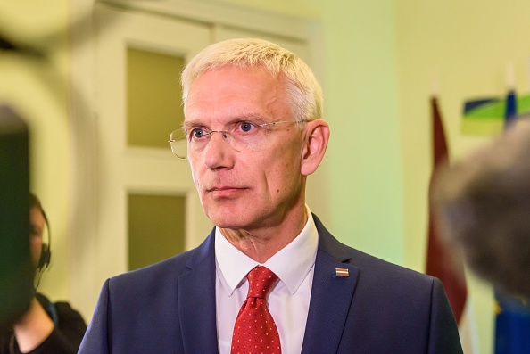 Krisjanis Karins, Premier ministre letton du parti Nouvelle unité attend les sondages de sortie des élections générales à Riga, le 1er octobre 2022. Photo de GINTS IVUSKANS/AFP via Getty Images.