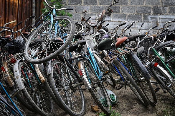 Le stockage de centaines de vélos, mais aussi de poussettes et de fauteuils roulants, appartiennent à des personnes qui ont fui les territoires occupés par les forces russes dans la région de Kherson, le 27 septembre 2022. Photo Genya SAVILOV/AFP via Getty Images.