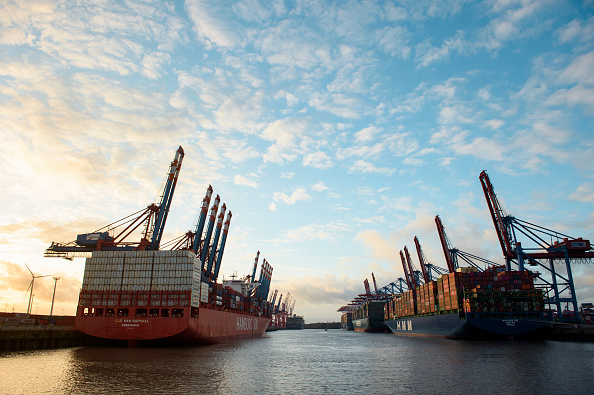 Plusieurs porte-conteneurs sont amarrés alors que le soleil se couche au terminal du port de Hambourg, le 3 octobre 2022 à Hambourg, en Allemagne. (Photo : Gregor Fischer/Getty Images)