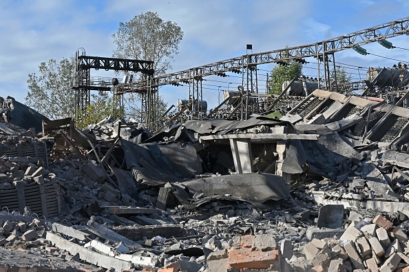 Une station de transformation électrique détruite par des missiles russes frappant la périphérie de Kharkiv le 4 octobre 2022. Photo de SERGEY BOBOK/AFP via Getty Images.