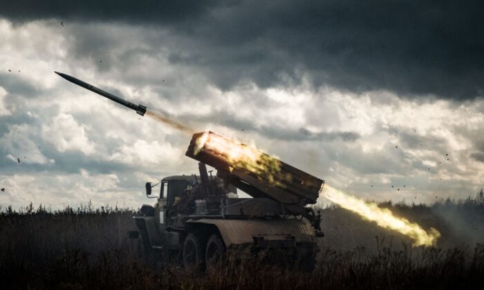 Un lance-roquettes multiple BM-21 Grad tire sur les positions russes dans la région de Kharkiv, en Ukraine, le 4 octobre 2022. (Yasuyoshi Chiba/AFP via Getty Images)