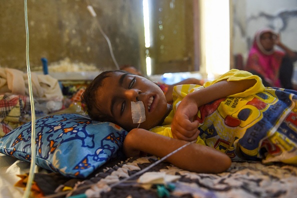 Un enfant malade déplacé à l'intérieur du pays, touché par les inondations subit un traitement dans un service d'un hôpital de Johi, au Pakistan, le 27 septembre 2022. Photo de RIZWAN TABASSUM/AFP via Getty Images.