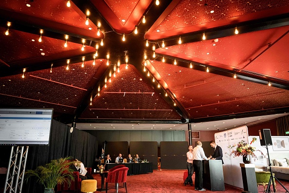 Le suisse Tim Oberli participe au concours du meilleur réceptionniste d'hôtel au monde à Montreux, le 6 octobre 2022. Photo de GABRIEL MONNET/AFP via Getty Images.