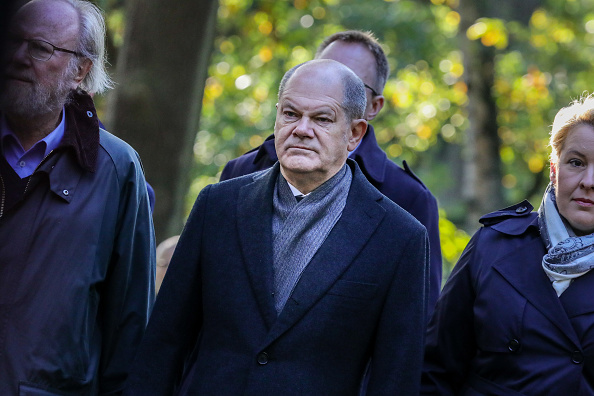 Le chancelier allemand Olaf Scholz se rend sur la tombe de l'ancien chancelier allemand et principal social-démocrate Willy Brandt à l'occasion du 30e anniversaire de la mort de ce dernier, le 8 octobre 2022 à Berlin, en Allemagne. (Photo : Omer Messinger/Getty Images)