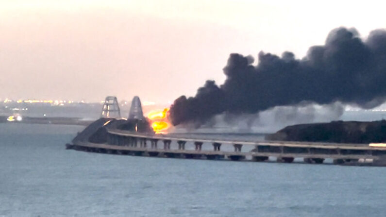 Cette capture vidéo prise et publiée le 8 octobre 2022 montre une épaisse fumée noire s'élevant d'un incendie sur le pont de Kerch qui relie la Crimée à la Russie. (Photo by -/AFP via Getty Images)