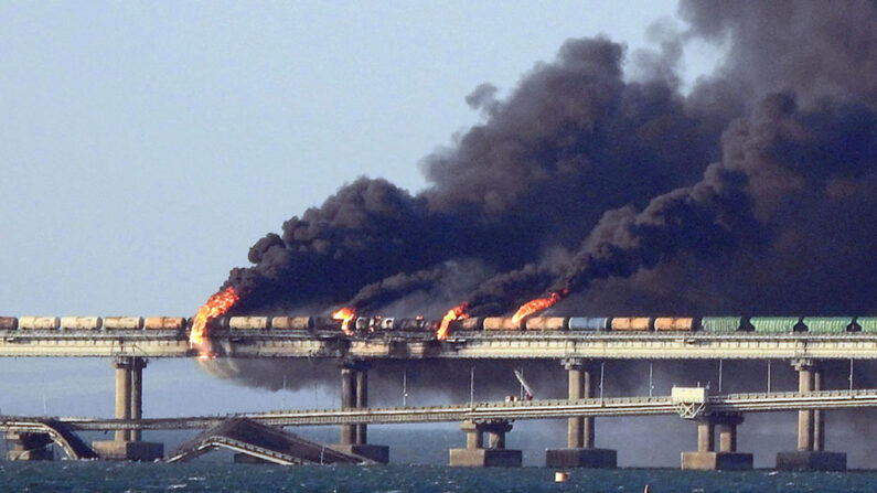 Une fumée noire s'échappe d'un incendie sur le pont de Kerch qui relie la Crimée à la Russie, après l'explosion d'un camion, le 8 octobre 2022. (Photo by -/AFP via Getty Images)