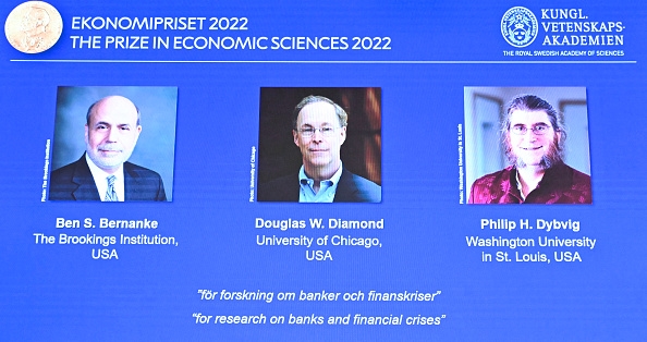 Les lauréats du prix Nobel d'économie Ben Bernanke, Douglas Diamond et Philip Dybvig sont vus sur un écran lors d'une conférence de presse pour annoncer les lauréats du prix 2022 de la Sveriges Riksbank en sciences économiques en mémoire d'Alfred Nobel à l'Académie royale des sciences de Suède à Stockholm, le 10 octobre 2022. (Photo : ANDERS WIKLUND/TT NEWS AGENCY/AFP via Getty Images)