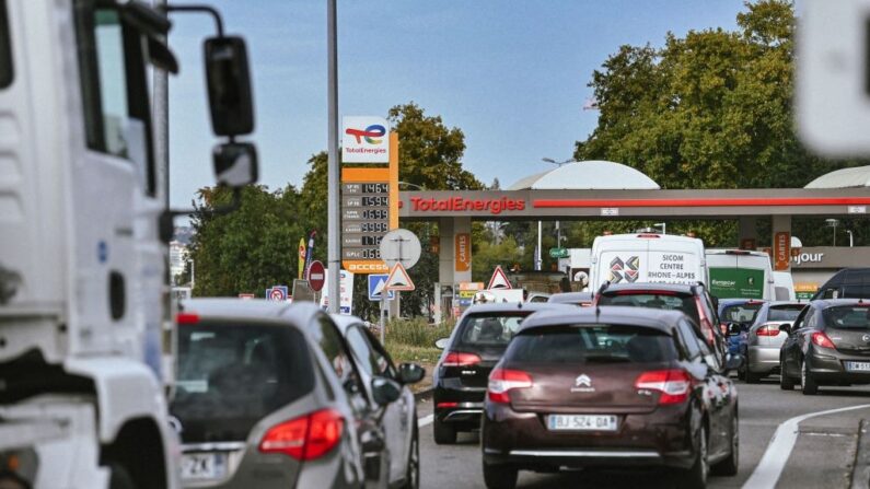 Des véhicules font la queue dans une station TotalEnergies à Bron, près de Lyon, le 10 octobre 2022. (Crédit photo OLIVIER CHASSIGNOLE/AFP via Getty Images)