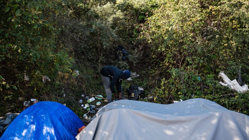 Un migrant soudanais rassemble ses affaires lors du démantèlement du camp de Loon-Plage ce mardi 11 octobre. (Photo SAMEER AL-DOUMY/AFP via Getty Images)