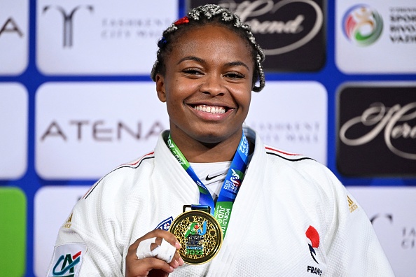 Médaille d'or pour  Romane Dicko lors des Championnats du monde de judo 2022 à la Humo Arena de Tachkent, le 12 octobre 2022. (Photo : KIRILL KUDRYAVTSEV/AFP via Getty Images)